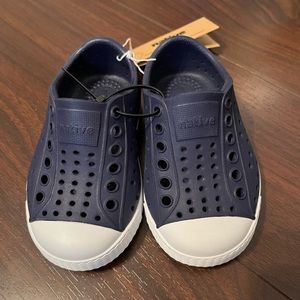 New with Tag Native Toddler Shoe Navy White C5 Jefferson